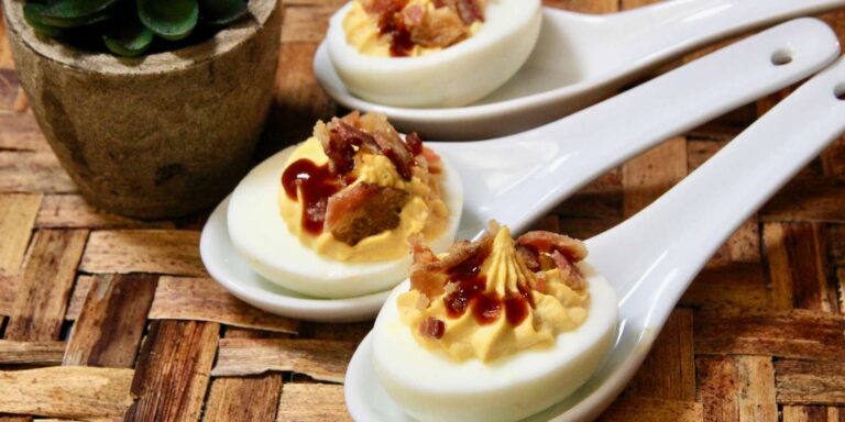 Spicy Sriracha Deviled Eggs with Crunchy Bacon: A Flavor-Packed Appetizer Delight